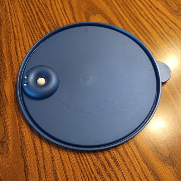 Tupperware Clear 3-Section Meal Storage Container with Vented Blue Lid - Picture 3 of 8